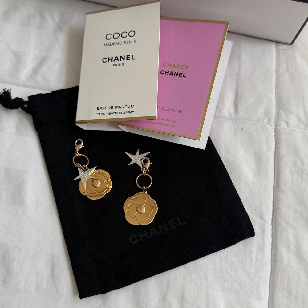 CHANEL Gold Floral charms with Silver Star - Picture 4 of 4